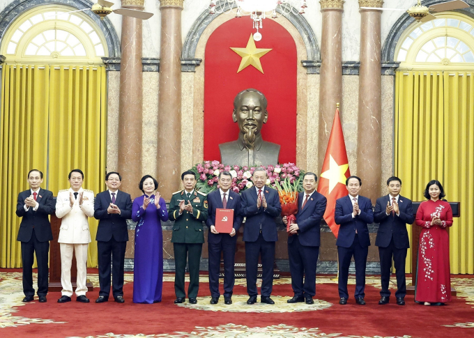 Tổng Bí thư, Chủ tịch nước Tô Lâm trao Quyết định của Bộ Chính trị chỉ định nhân sự của Đảng ủy Chính phủ nhiệm kỳ 2025-2030. Ảnh: TTXVN