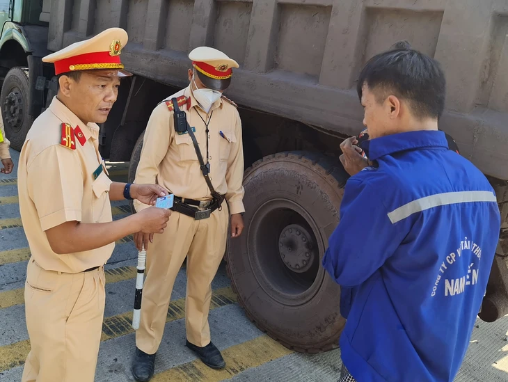 Tổng rà soát xe tải, xe sơ mi rơ moóc tải trọng 15 tấn trở lên ở Quảng Ngãi 1 xe tải - Ảnh 2.