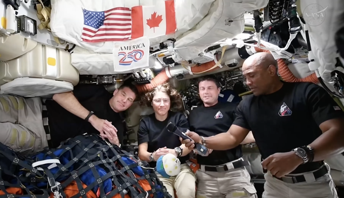 Các phi hành gia Artemis II trả lời các câu hỏi của ông Trump. Ảnh: NASA