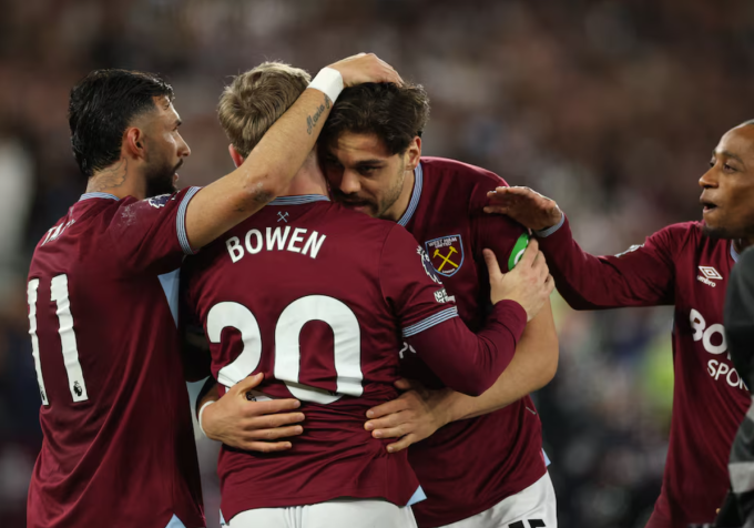 Các cầu thủ West Ham mừng bàn của Konstantinos Mavropanos trong trận thắng Wolves 4-0 ở vòng 32 Ngoại hạng Anh trên sân Olympic, London, Anh ngày 10/4/2026. Ảnh: Reuters