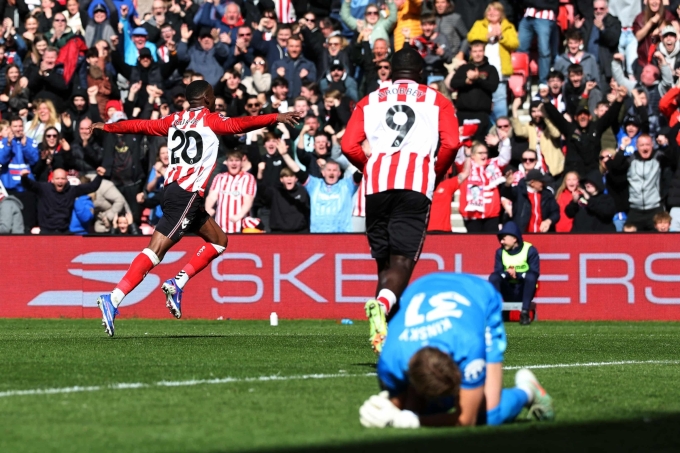 Nordi Mukiele (trái) mừng bàn mở tỷ số cho Sunderland trong trận gặp Tottenham trên sân Ánh Sáng, thành phố Sunderland, hạt Tyne & Wear, Vương quốc Anh ngày 12/4/2026. Ảnh: Reuters