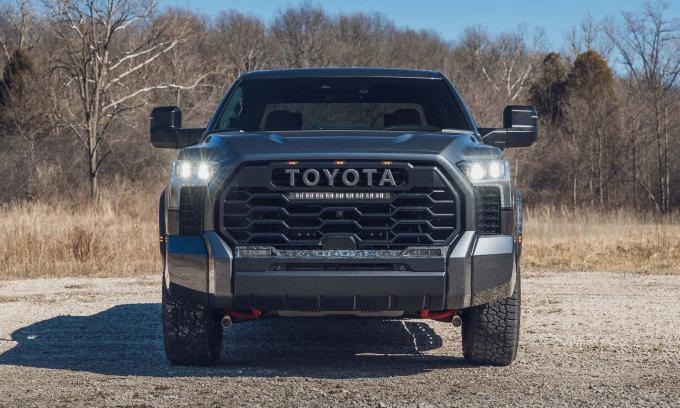 Mẫu bán tải Toyota Tundra 2026 phiên bản TRD Pro CrewMax. Ảnh: Car and Driver