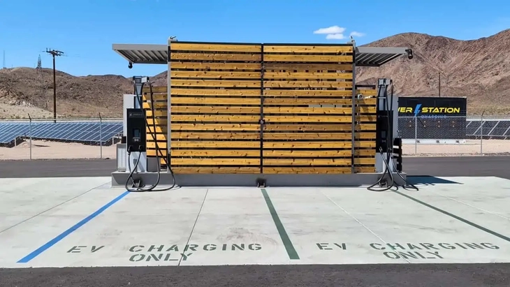 Trạm sạc xe điện '0 đồng' không cần lưới điện vẫn hoạt động 24/7, có phòng nghỉ, không cần ứng dụng - Ảnh 1.