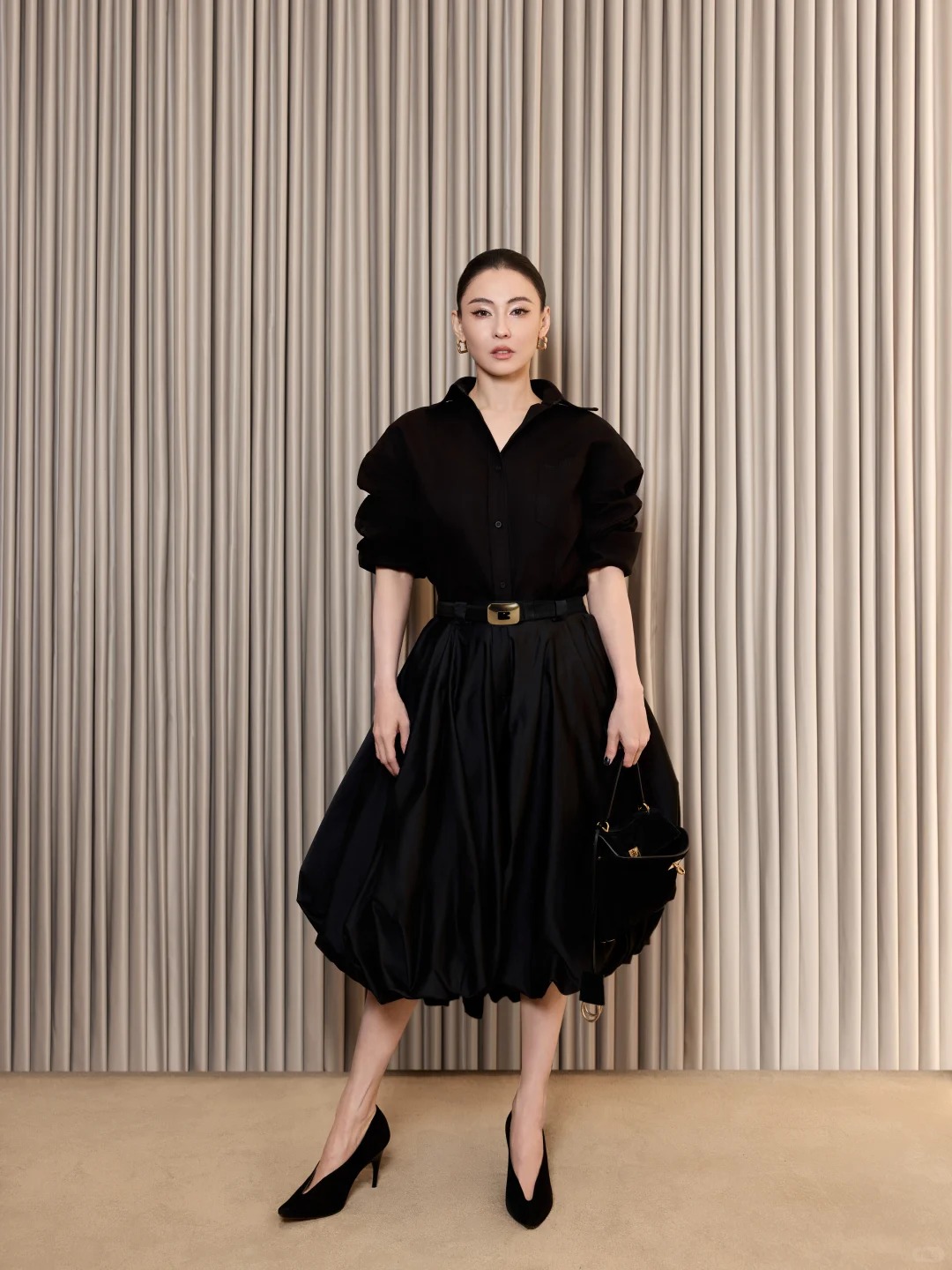 Trần đời hiếm gặp mỹ nhân nào 46 tuổi mà đẹp như thế, biến đàn em xinh như 