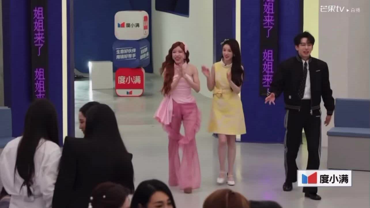 Trang Pháp nói 3 ngôn ngữ khi chào sân 'Đạp gió'