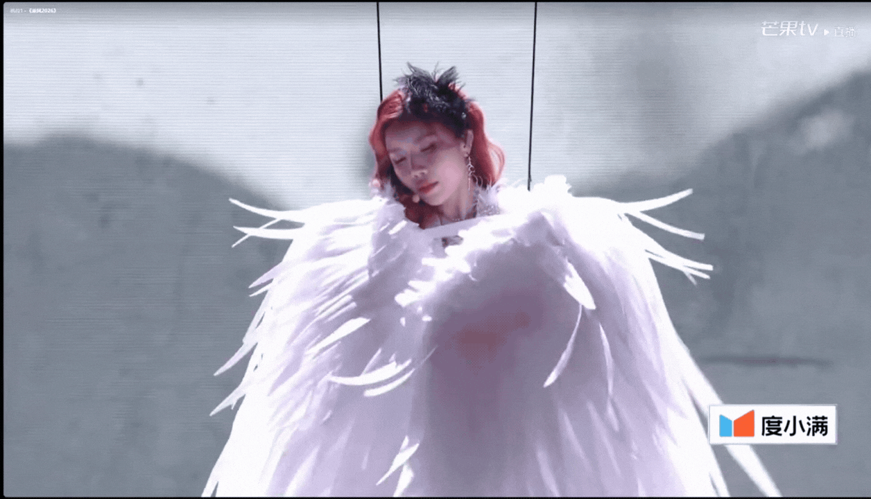 Trang Phap treo minh lot vay tren san khau ma