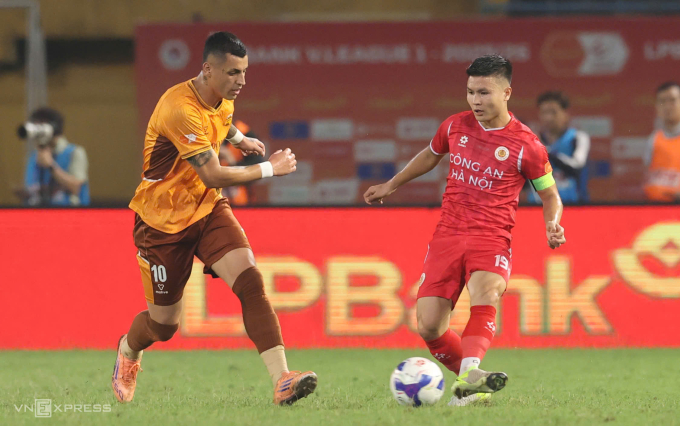 Công an Hà Nội (áo đỏ) thắng HAGL 3-1 ở vòng 17 V-League 2025-2026, trên sân Hàng Đẫy ở Hà Nội ngày 28/2/2026. Ảnh: Hoàng Huynh