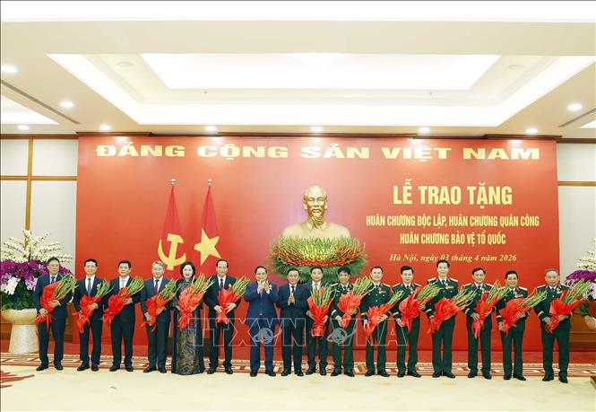 Trao tặng Huân chương cao quý cho các lãnh đạo Đảng, Nhà nước và cán bộ cấp cao - Ảnh 1.