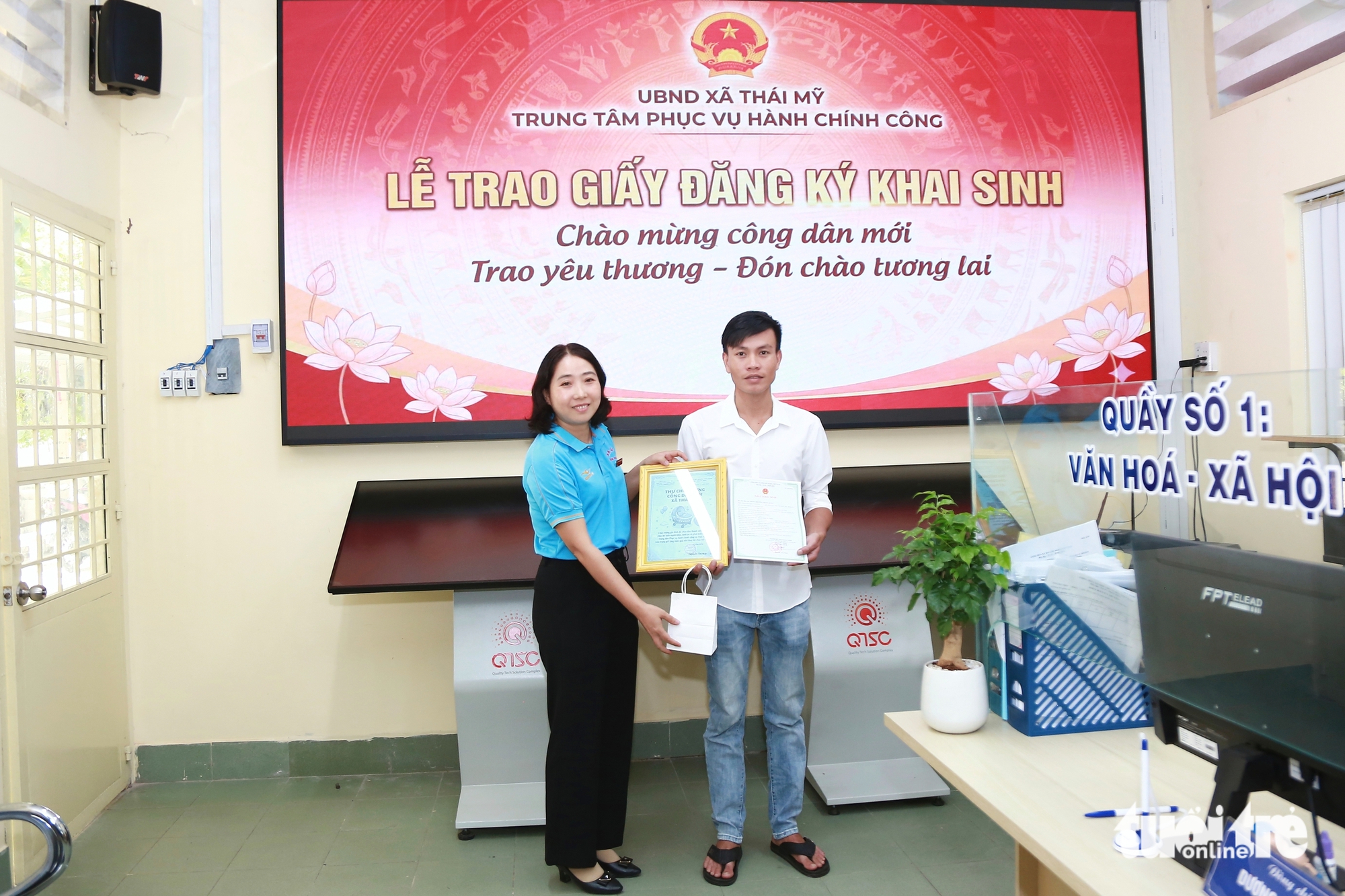 Trẻ đăng ký khai sinh trực tuyến đúng hạn ở xã Thái Mỹ được nhận quà và thư chúc mừng - Ảnh 1.