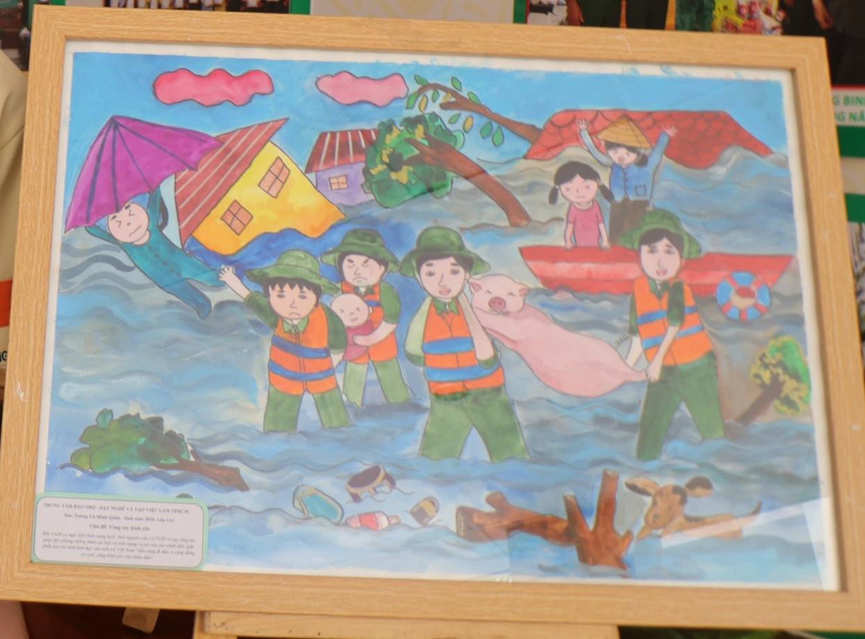 Trẻ yếu thế kể chuyện Thanh niên xung phong TP.HCM bằng tranh - Ảnh 1.