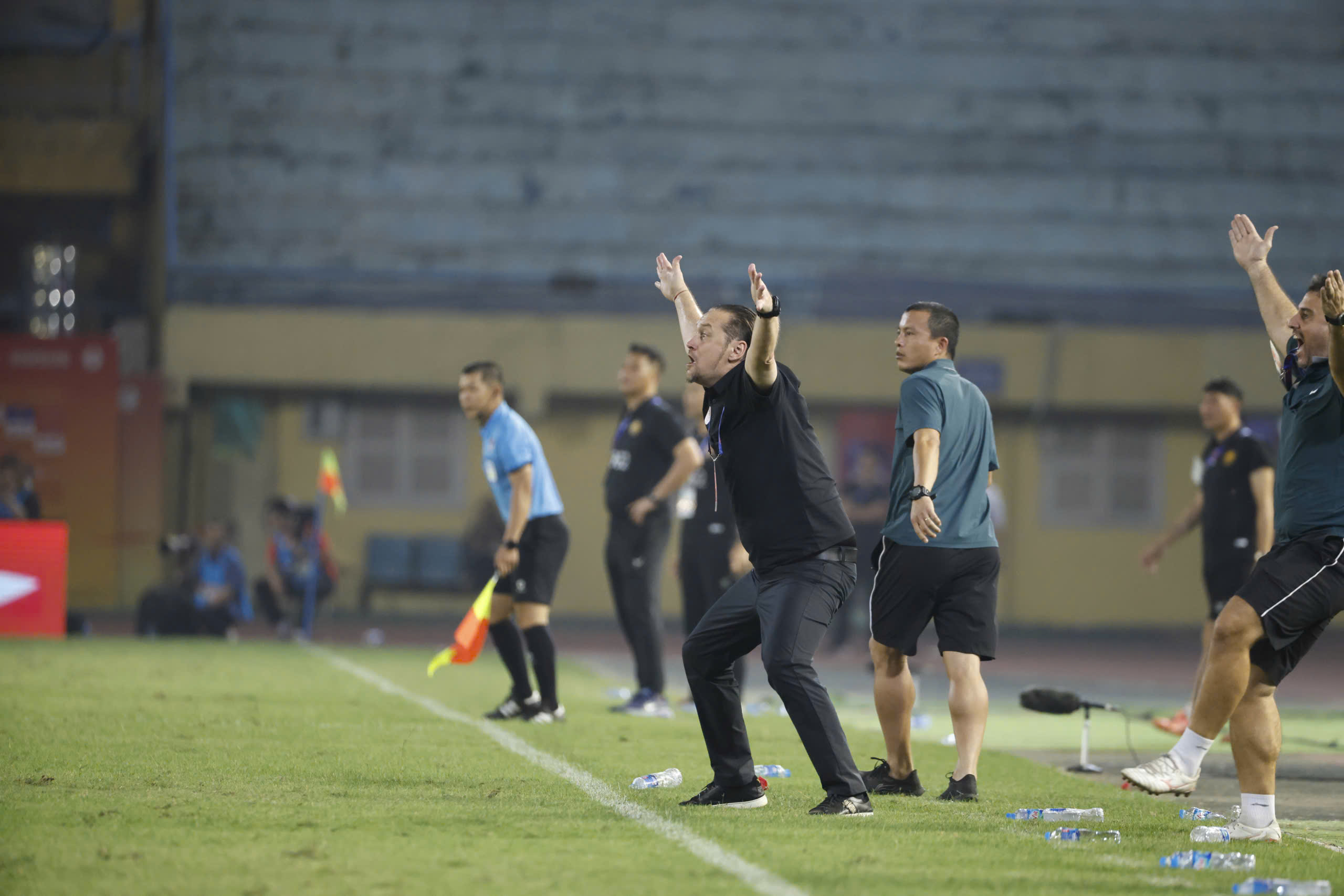 Toàn cảnh HLV Popov bị thẻ đỏ, ném thẻ như ngoài ‘chợ’: Trợ lý Văn Biển và HLV Thanh Hóa nói gì?- Ảnh 1. Toàn cảnh HLV Popov bị thẻ đỏ, ném thẻ như ngoài ‘chợ’: Trợ lý Văn Biển và HLV Thanh Hóa nói gì?- Ảnh 1.