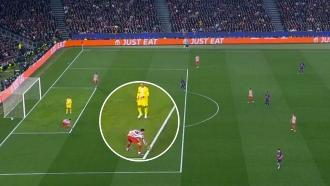 Pubill dùng tay chặn bóng sau khi thủ môn Musso chuyền. Ảnh chụp màn hình