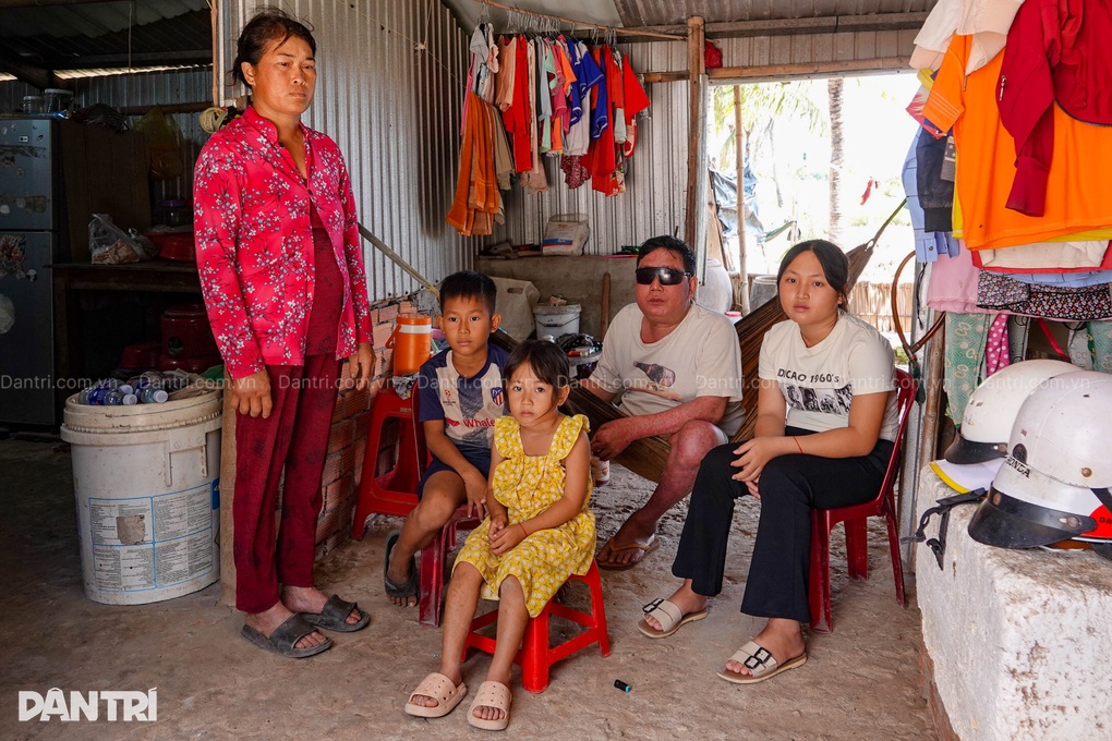 Trụ cột gia đình đổ bệnh hiểm nghèo, vợ làm cỏ mướn nuôi 3 con thơ - 1