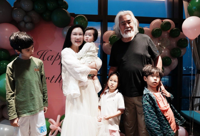 Gia đình đạo diễn Trương Kỷ Trung. Ảnh: Weibo