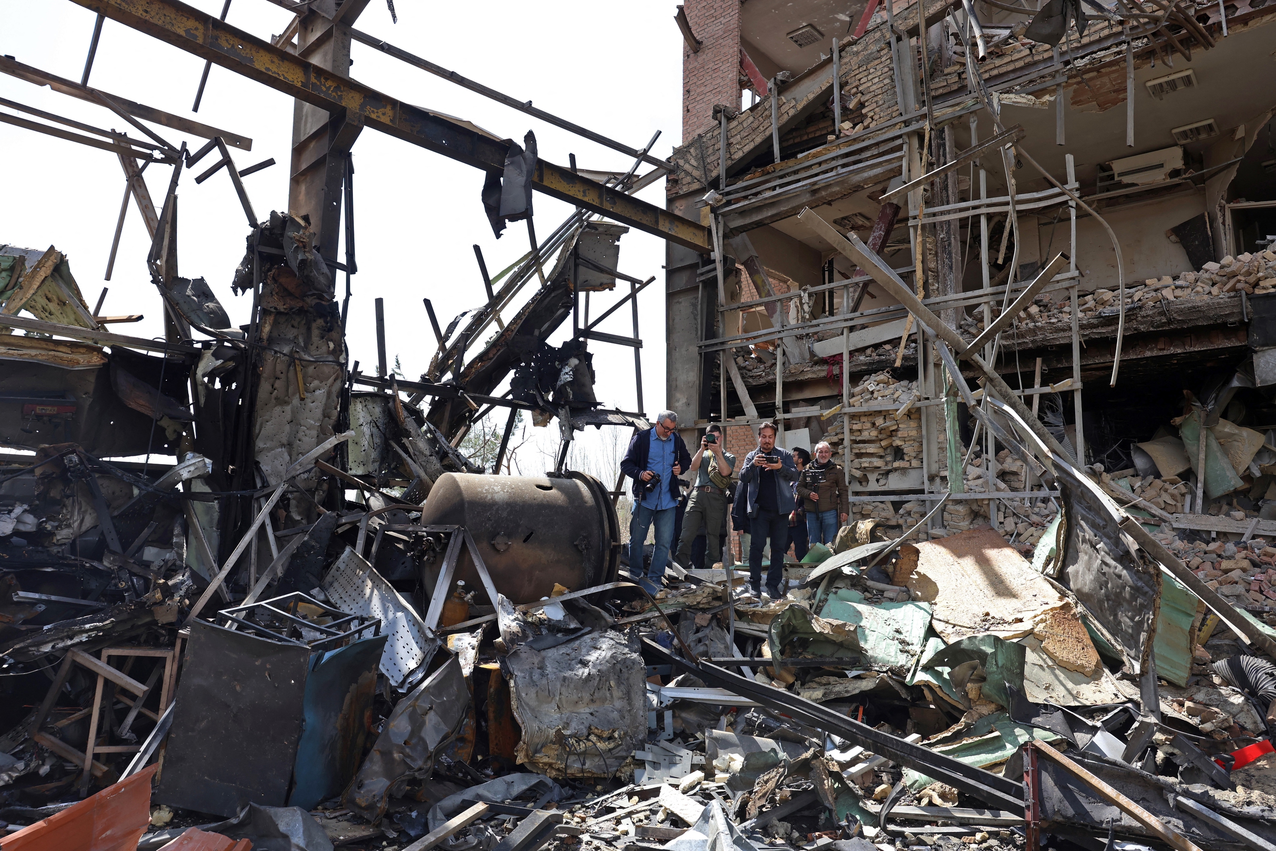 Trung Đông sáng 5-4: Israel chờ Mỹ bật đèn xanh tấn công cơ sở năng lượng Iran - Ảnh 1. Trung Đông sáng 5-4: Israel chờ Mỹ bật đèn xanh tấn công cơ sở năng lượng Iran - Ảnh 1.