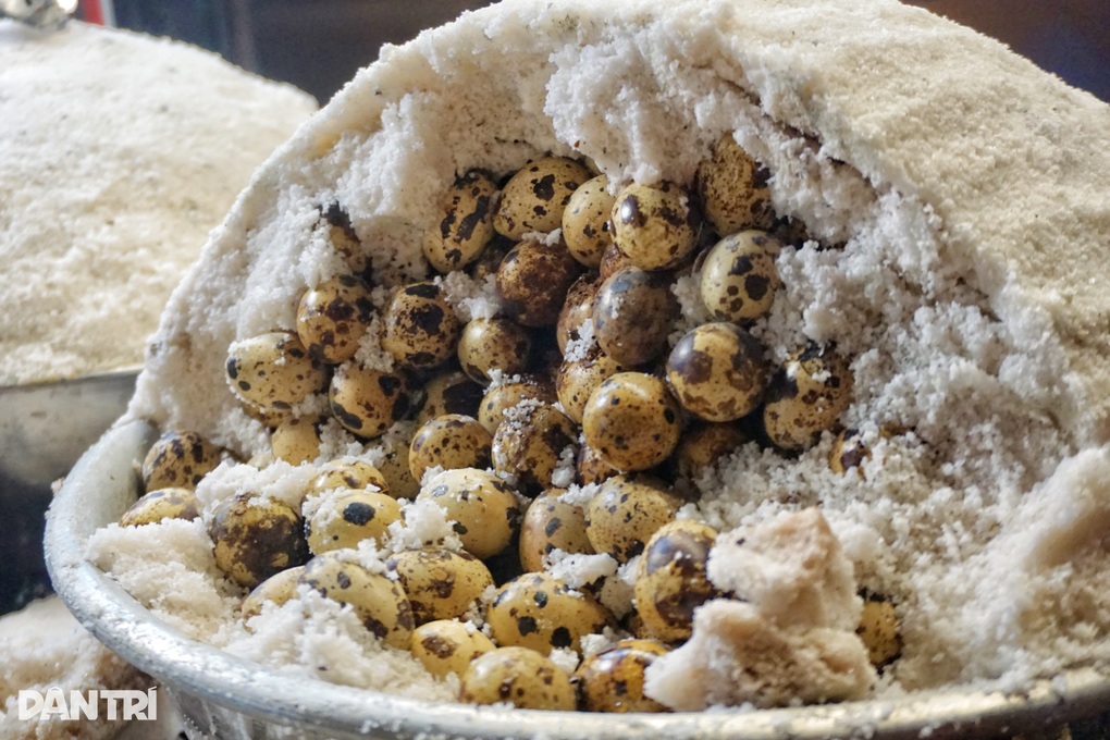 Trứng cút ủ muối bán 3.000 quả/ngày ở TPHCM: Cầu kỳ, vị như trứng luộc? - 1