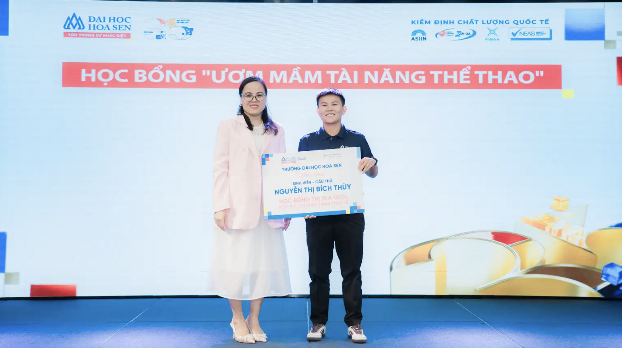 Trường ĐH Hoa Sen trao học bổng toàn phần cho Bích Thùy, mở rộng đào tạo kinh tế thể thao- Ảnh 1.