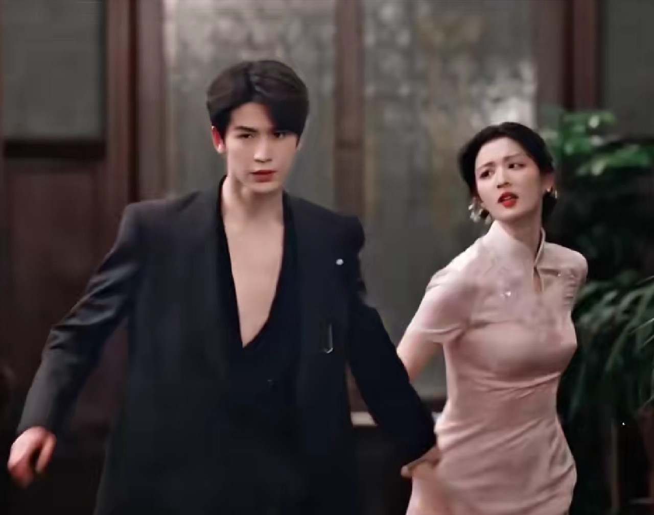 Trương Lăng Hách đóng phim dân quốc mà như đi catwalk, netizen dí đến cùng “bùn nhão không trát nổi tường”- Ảnh 1.