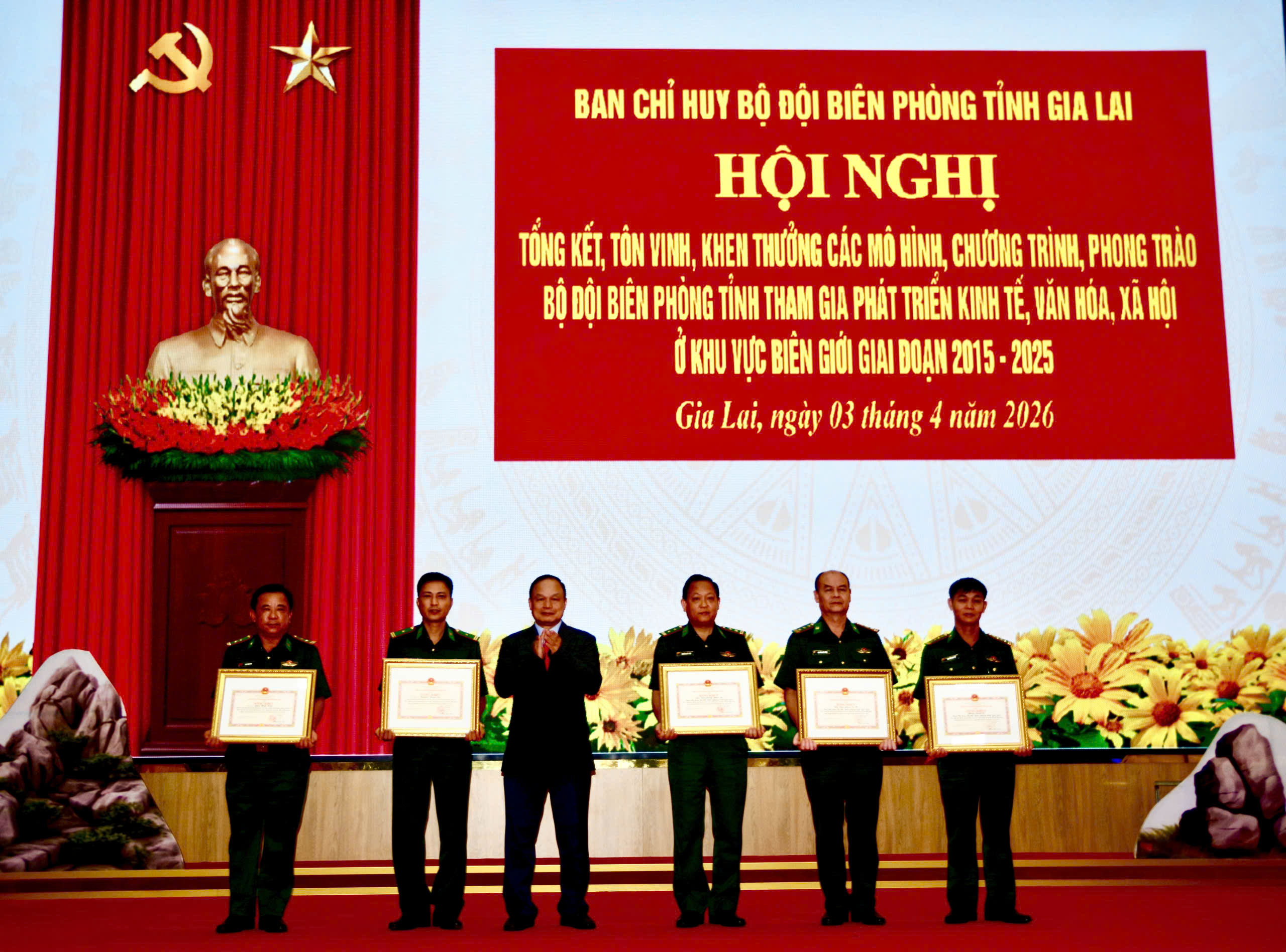 Từ làng biên nghèo, 30 em vào đại học, cao đẳng nhờ Biên phòng Gia Lai- Ảnh 1.
