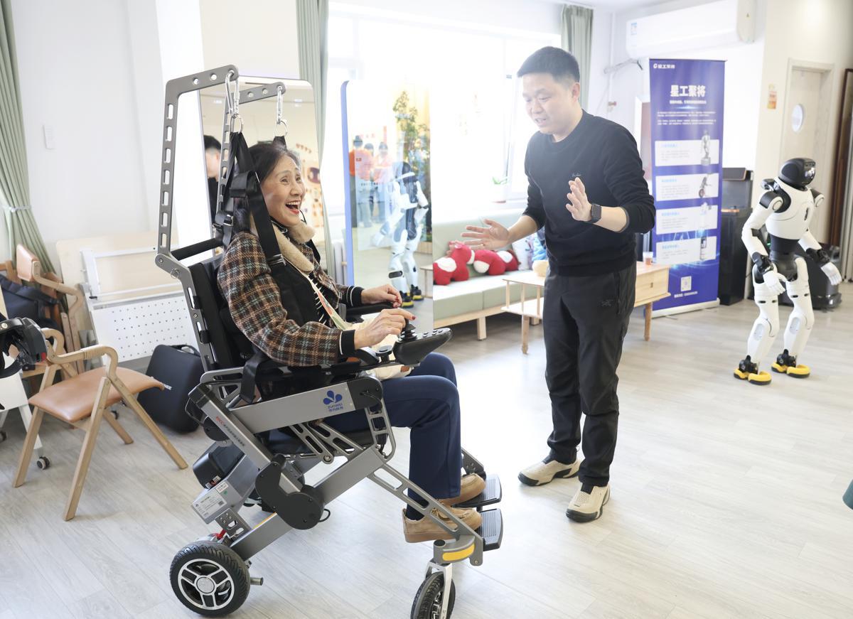 Viện dưỡng lão 1.100m2, có hơn 40 robot như bảo mẫu chuyên nghiệp: Từ nấu ăn, dọn dẹp đến cho uống thuốc - Ảnh 1.