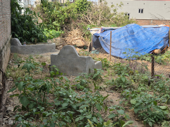 Hai ngôi mộ xây chắn lối đi. Ảnh: Phong Vân