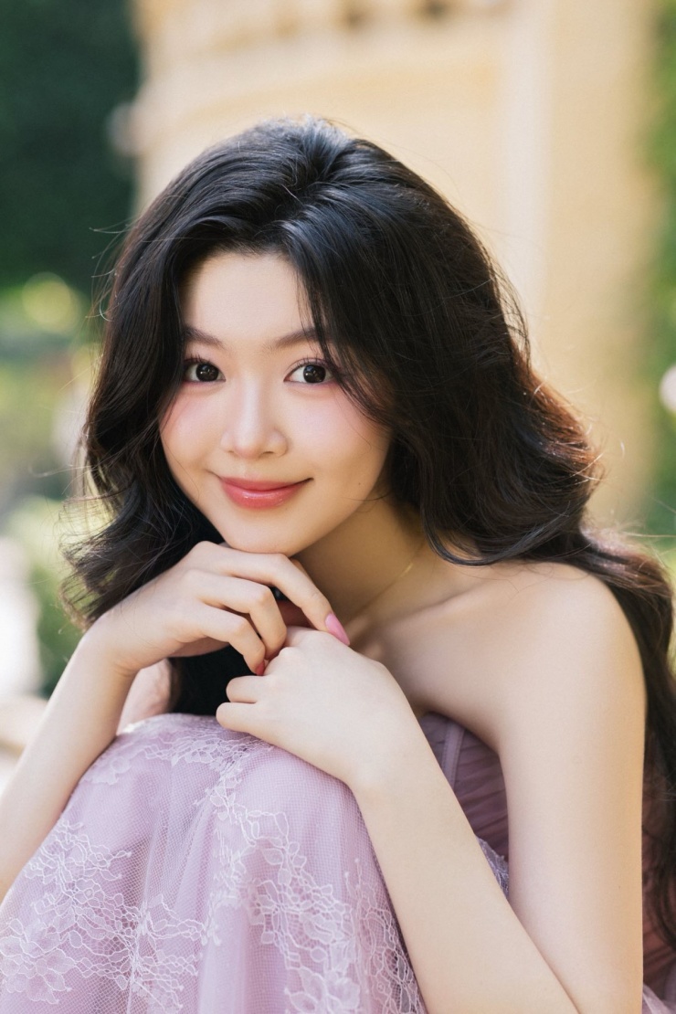 Tuổi 20 rực rỡ của Lọ Lem nhà Quyền Linh 1 Tối 6/4, Lọ Lem đăng tải bộ ảnh theo phong cách nàng thơ ngọt ngào để mừng cột mốc 20 tuổi. Bài đăng nhanh chóng thu về hàng chục nghìn lượt thích cùng hàng nghìn bình luận tán dương nhan sắc, "xin vía vừa giỏi vừa xinh" và chúc cô những điều tốt đẹp trên chặng đường phía trước.