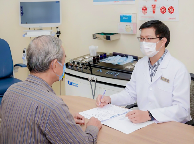 Bác sĩ Phát đang khám, tư vấn điều trị cho ông Lĩnh. Ảnh: Phòng khám Đa khoa Tâm Anh Quận 7