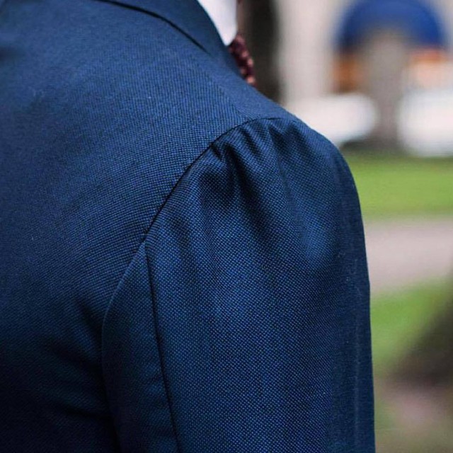 Phong cách suit vai nhăn và cà vạt thắt lệch: Tưởng suồng sã nhưng lại là biết chơi- Ảnh 2.