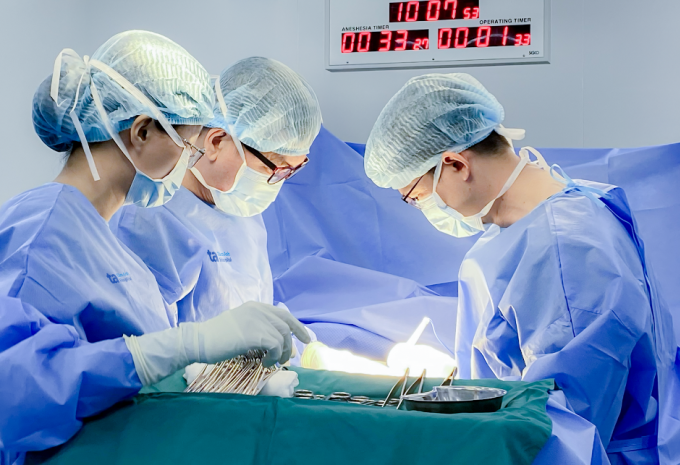 Bác sĩ Tấn và ê kíp khoa Ngoại Ung bướu phẫu thuật cho anh Hưng. Ảnh: Bệnh viện Đa khoa Tâm Anh