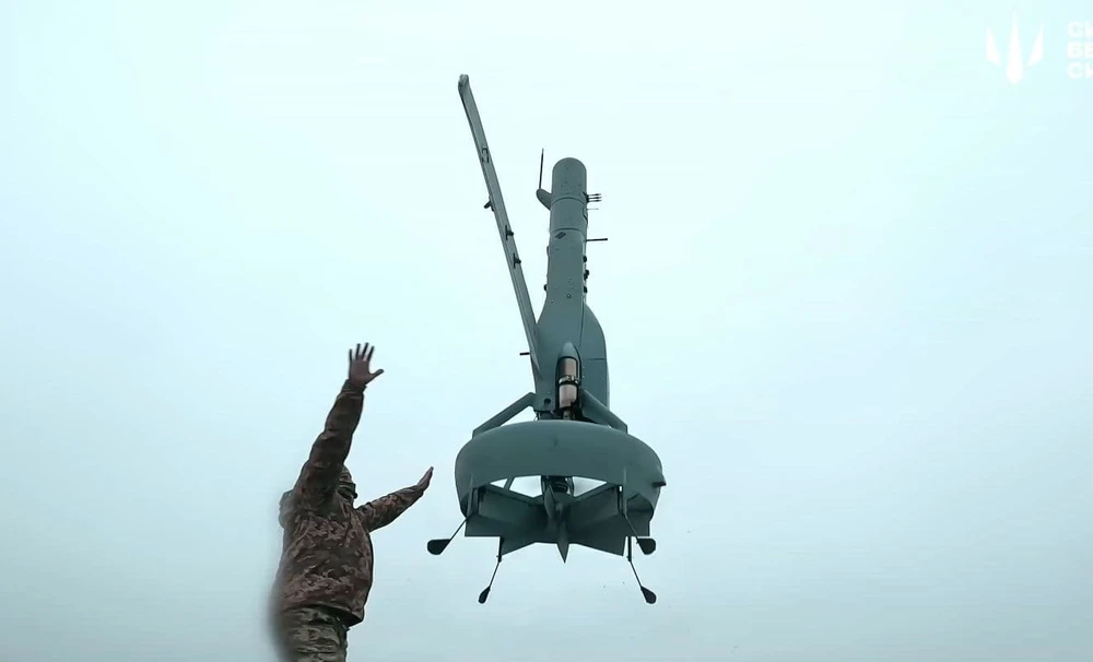 Một UAV V-Bat được binh sĩ Ukraine sử dụng tại một địa điểm không xác định. Ảnh: MILITARNYI Loạt rào cản khi Ukraine ứng dụng AI trong UAV