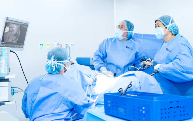 Bác sĩ Mỹ Nhi (ngoài cùng bên phải) cùng êkíp phẫu thuật nội soi cắt tử cung điều trị ung thư cho My. Ảnh: Bệnh viện Đa khoa Tâm Anh