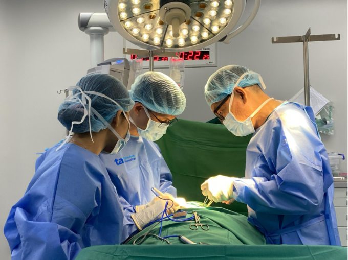 Êkíp phẫu thuật cắt tuyến giáp, kết hợp nạo hạch cổ nhóm trung tâm và bên trái cho Trung. Ảnh: Bệnh viện Đa khoa Tâm Anh