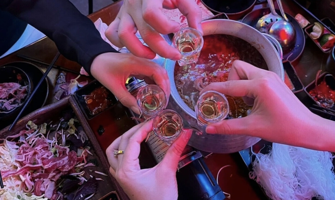 Việc uống rượu bia dồn dập trong một thời điểm - dù chỉ một lần mỗi tháng - cũng có thể gây tổn thương gan nghiêm trọng. Ảnh: Nguyễn Huyền