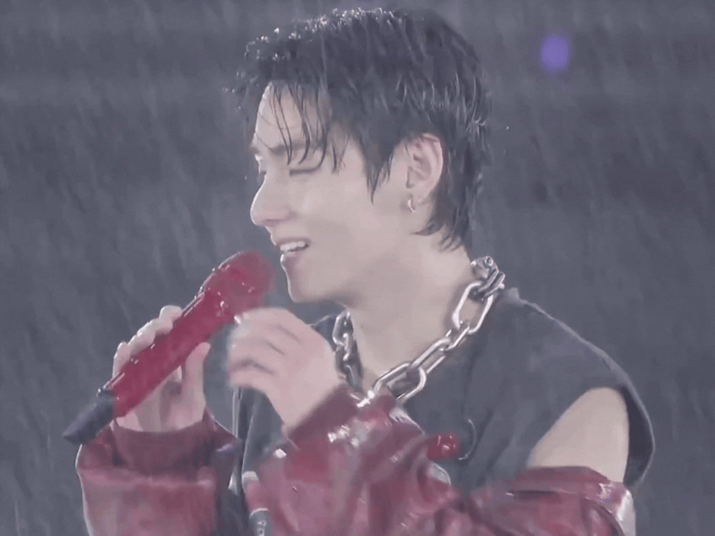 V BTS dep sang bung bat chap troi mua