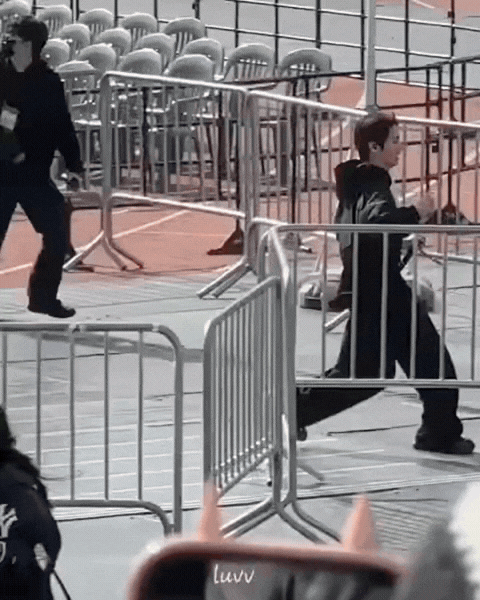 V BTS nhay rao khien dan tinh hot hoang