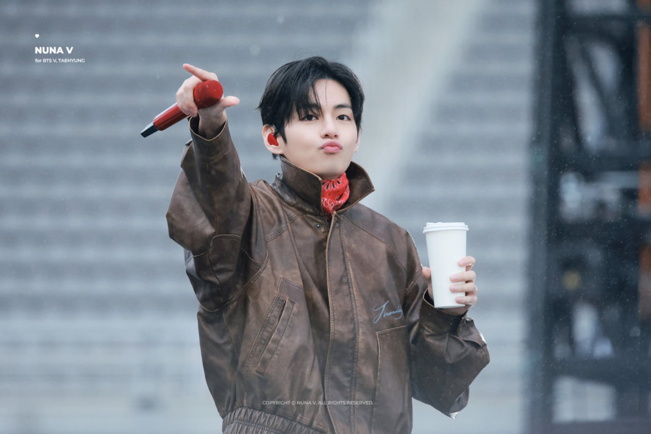 V BTS nhay rao khien dan tinh hot hoang