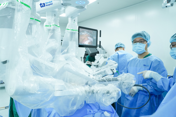 Ekip phẫu thuật nội soi cắt khối tá tụy cho ông Hưng. Ảnh: Bệnh viện Đa khoa Tâm Anh