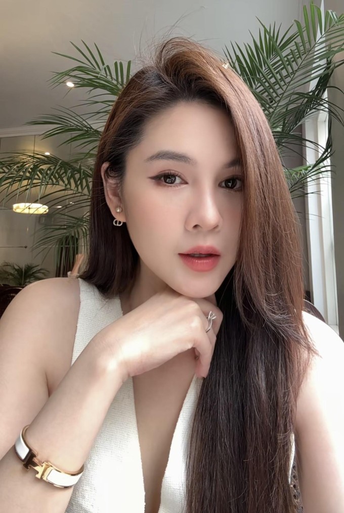 Vũ Thu Hoài đang được chú ý với vai Mỹ Linh, một cô gái thành đạt, tham vọng nhưng tâm cơ, không từ thủ đoạn để đạt mục đích trong phim truyền hình "Bước chân vào đời". Diễn xuất của cô khiến nhiều khán giả thích thú, đặt cho nhân vật biệt danh "girl công sở tâm cơ".