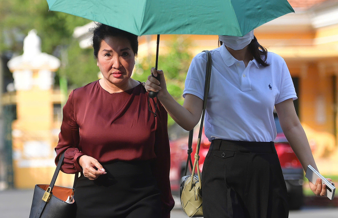 Bà Nguyễn Thị Như Loan đến tòa ngày 10/4. Ảnh: Thanh Tùng