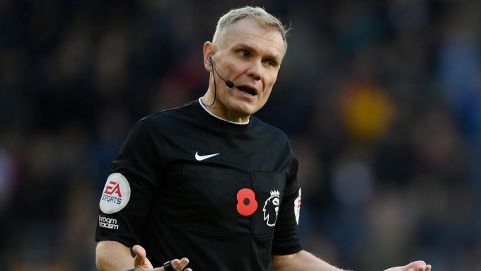 Trọng tài Graham Scott thời còn làm việc ở Ngoại hạng Anh. Ảnh: NewcastleUnited