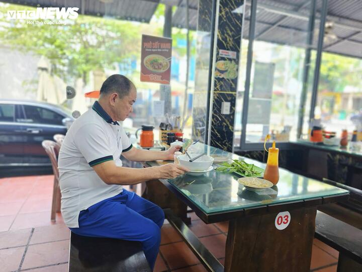 Xăng hạ nhiệt, giá tô phở, gói xôi vẫn neo cao: Vì sao “lên nhanh, xuống chậm”?- Ảnh 1.