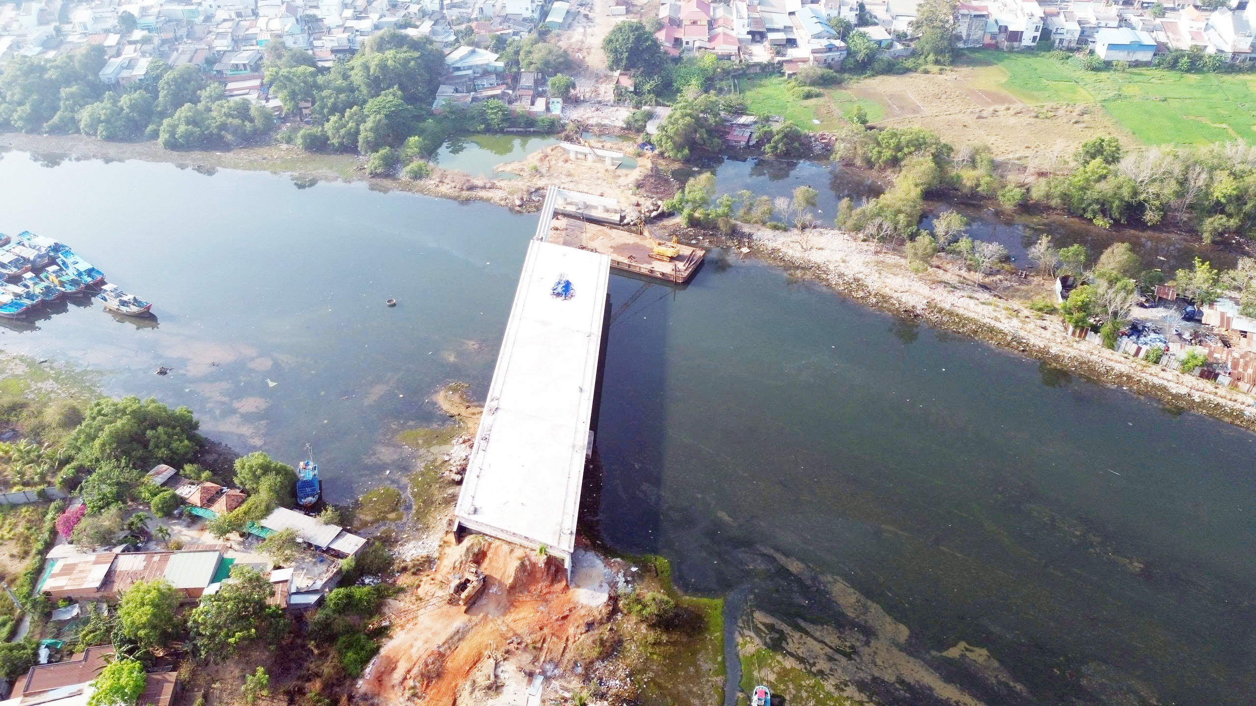 Cầu Văn Thánh bắc qua sông Cà Ty: Vì sao phải xây từ giữa sông? - Ảnh 1.