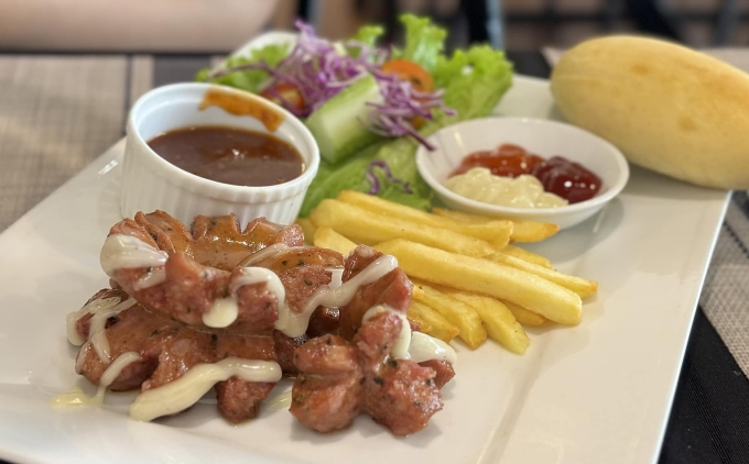 Chăm tập luyện nhưng bổ sung nhiều calo từ chế độ ăn uống khó giảm cân. Ảnh: Anh Chi