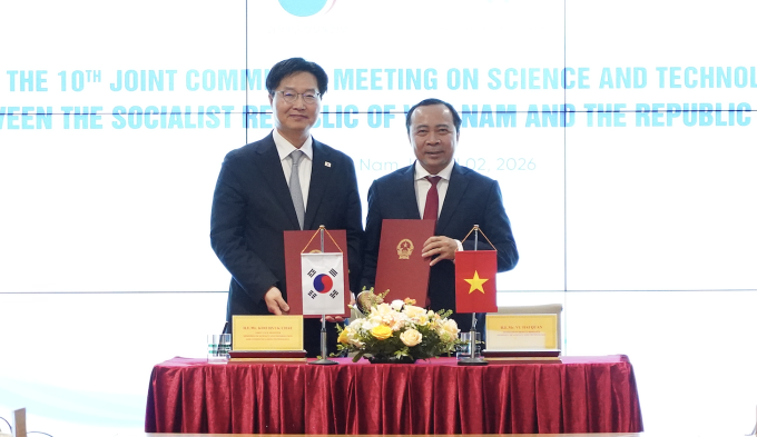 Thứ trưởng Thứ nhất Khoa học, Công nghệ thông tin và truyền thông Hàn Quốc Koo Hyuk-Chae và Thứ trưởng thường trực Khoa học và Công nghệ Vũ Hải Quân trao biên bản khóa họp. Ảnh: HTQT