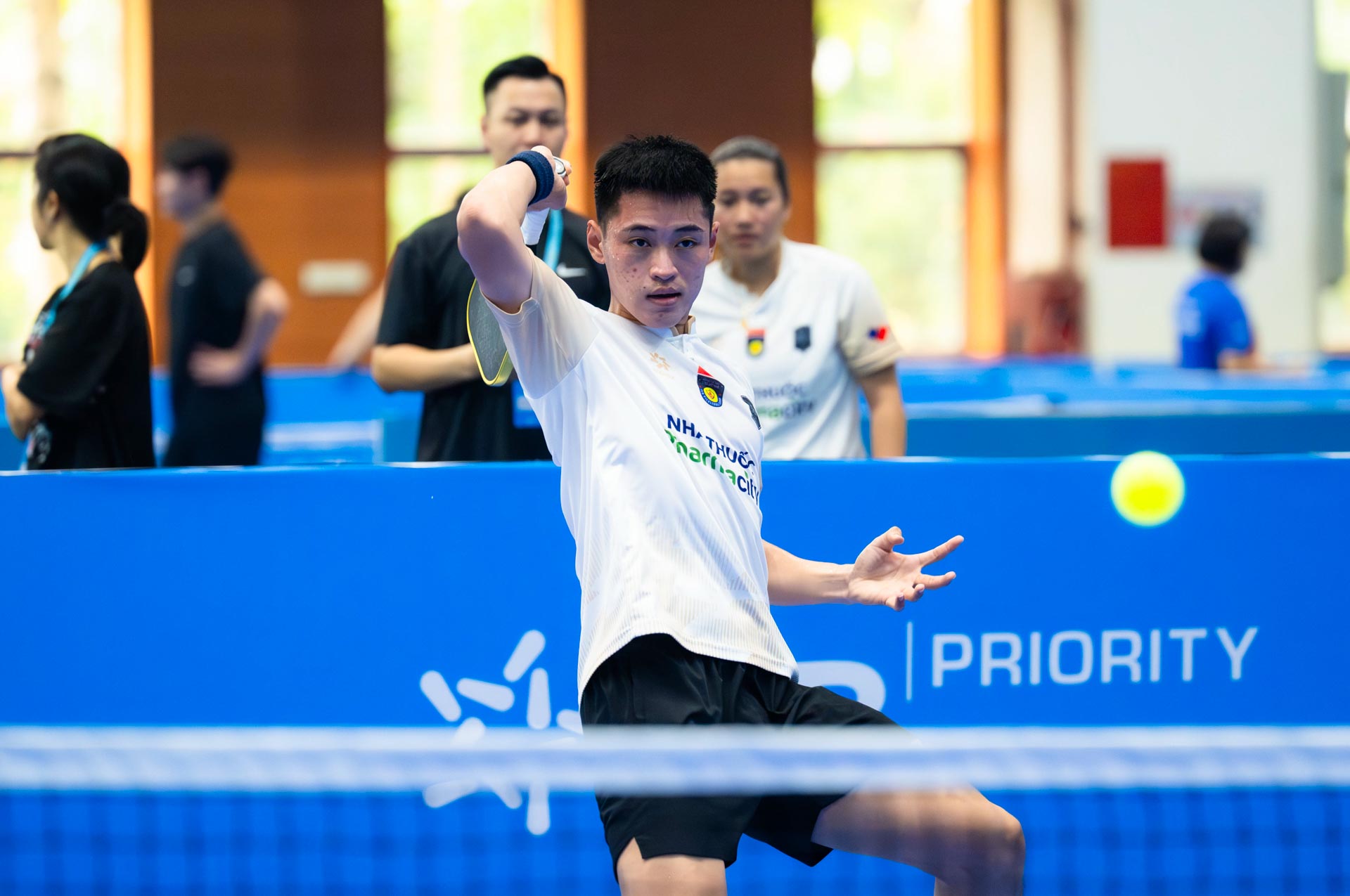 Vinh Hiển nén đau chấn thương, 