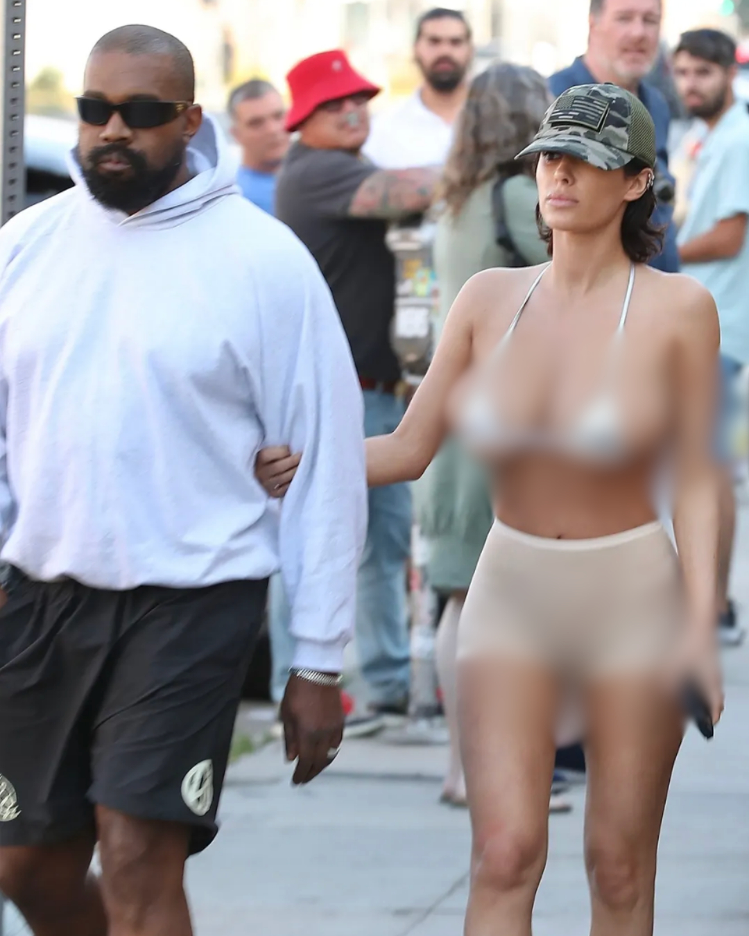 Vợ Kanye West hở hang tới nực cười, chồng đi bên cạnh lại kín mít khiến cả phố ngoái nhìn- Ảnh 1.