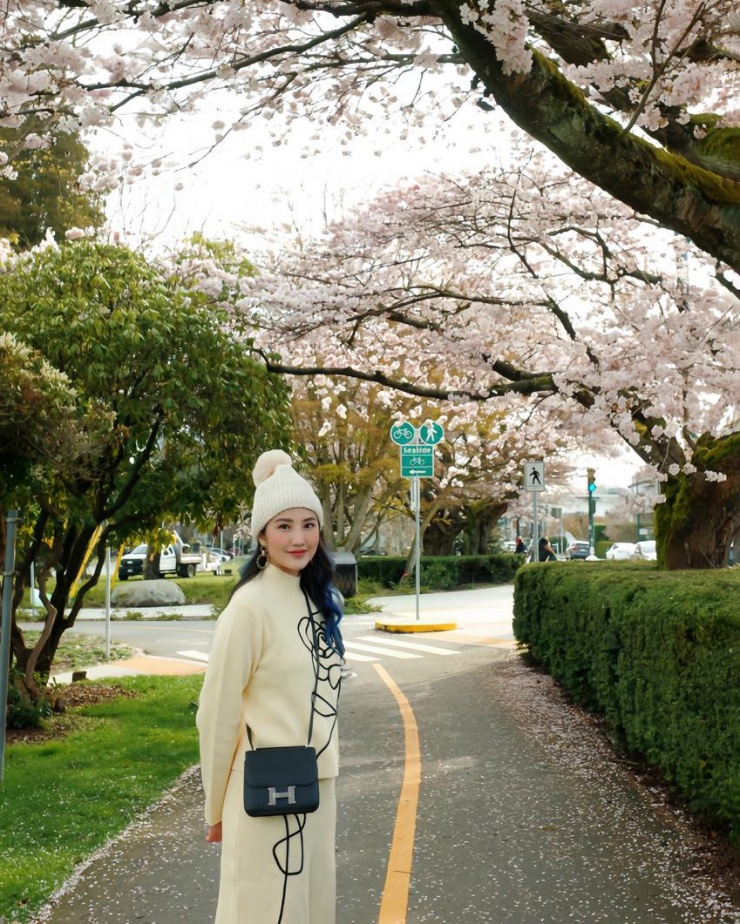 Vợ Phan Thành được khen mặc như du học sinh dạo phố Canada 1 Vợ Phan Thành được khen mặc như du học sinh dạo phố Canada - 1