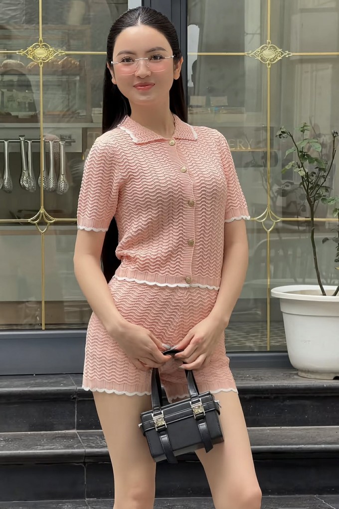 Vợ Quang Hải bị chê non tay khi lấn sân ra brand thời trang 1 Trang phục bị chê khó có tính ứng dụng của Chu Thanh Huyền.