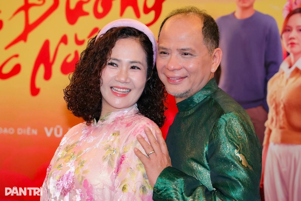 Vợ chồng diễn viên gạo cội gây sốt với cảnh tình tứ trên phim giờ vàng - 1