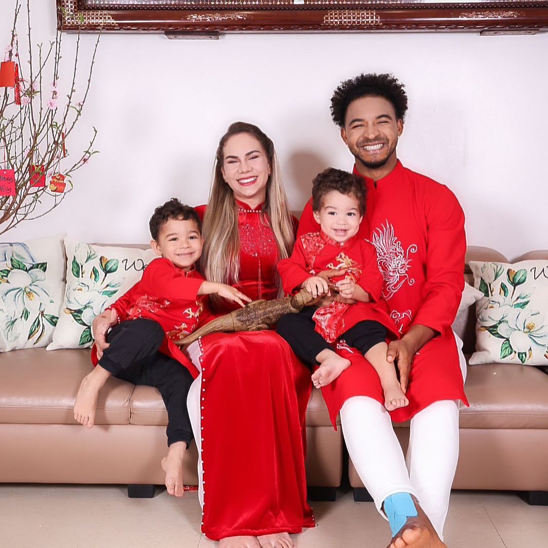 Đáng yêu vô cùng: Vợ con Xuân Son cùng đặt tay lên ngực trái, hát Quốc ca Việt Nam đầy tự hào trên khán đài!- Ảnh 2.